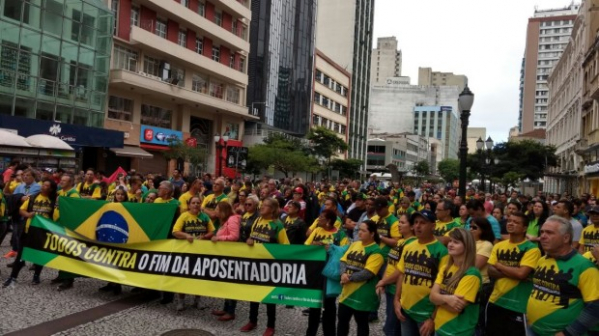 Curitibanos protestam contra a lei da terceirização na Boca Maldita - Bem Parana