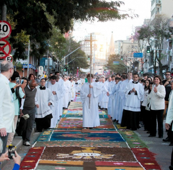 Celebração do Corpus Christi reúne 100 mil curitibanos - Bem Parana