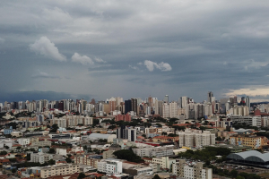 Semana começa com céu encoberto e frio pode ser intenso a partir de quarta em Curitiba