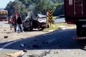 Carro vira ‘sanduíche’ entre dois caminhões no Contorno Leste de Curitiba
