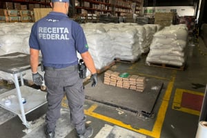 Receita apreende 35,5 kg de cocaína em Paranaguá que teria 'voltado' para o Brasil