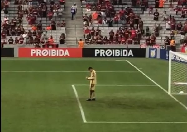 Goleiro mexendo no celular em campo ganha memes, Esportes