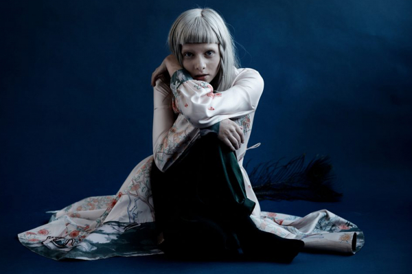 Aurora: conheça a cantora norueguesa que vem ao Lollapalooza e