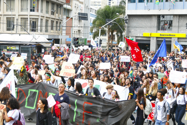 PROTESTO PARALISA A AL; DIRETOR ENVOLVIDO - Bem Paraná