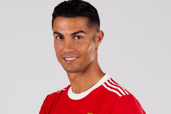 Cristiano Ronaldo se torna o jogador de futebol mais bem pago de