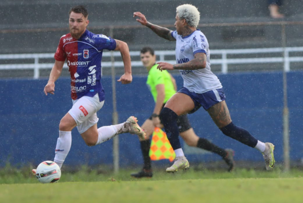 André Krobel (à esquerda) em jogo do Paraná Clube