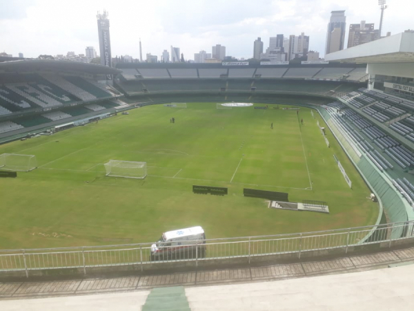 Secretaria de Saúde libera jogos de futebol, e Paranaense pode