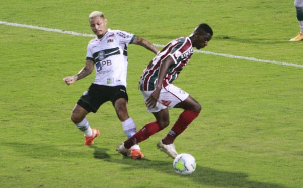 Neilton pelo Coritiba, em jogo com Fluminense