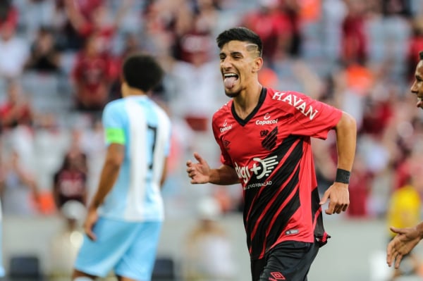 Pedrinho comemora gol do Athletico: hoje no Cuiabá
