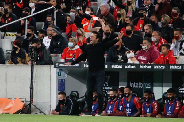 O técnico Alberto Valentim pelo Athletico Paranaense