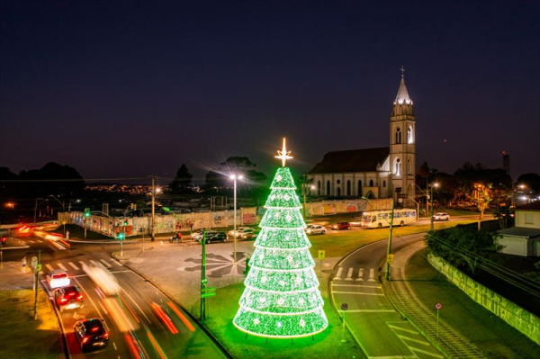 Conheça o circuito das árvores de Natal que iluminam Curitiba