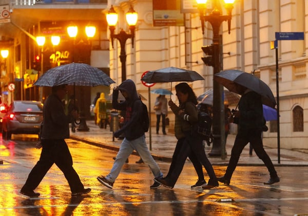 Paraná tem alerta para onda de frio e chuva neste fim de semana. Confira a previsão