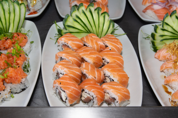 Oka Culinária Oriental oferece almoço diário com buffet de comida japonesa