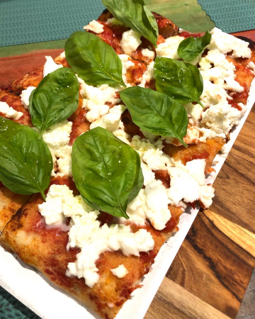 A Pizzaria Romana completou 26 anos de tradição! As pizzas são assadas