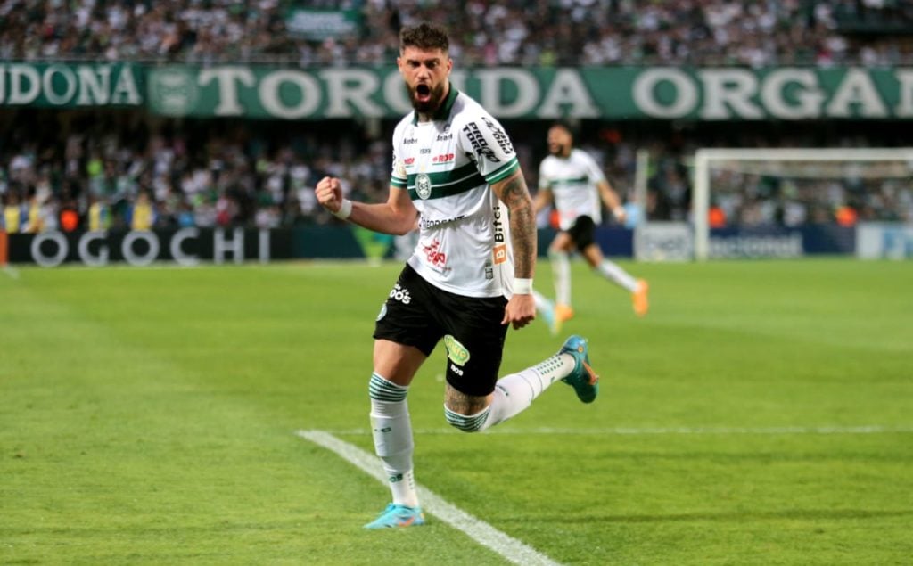Fabrício Daniel comemora gol pelo Coritiba