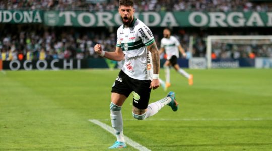 Fabrício Daniel comemora gol pelo Coritiba