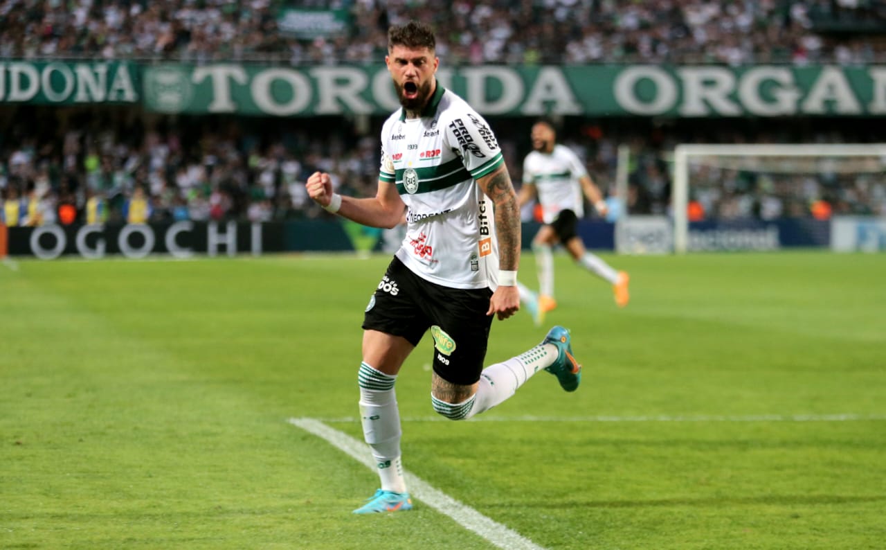Fabrício Daniel comemora gol pelo Coritiba