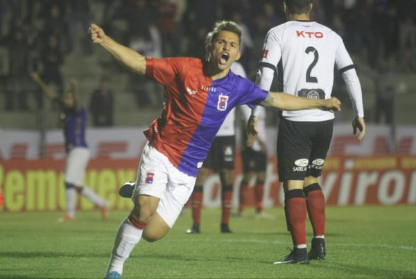 Alesson comemora gol pelo Paraná Clube