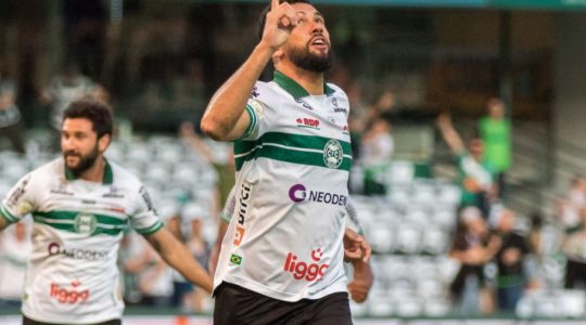 Luciano Castán comemora gol do Coritiba
