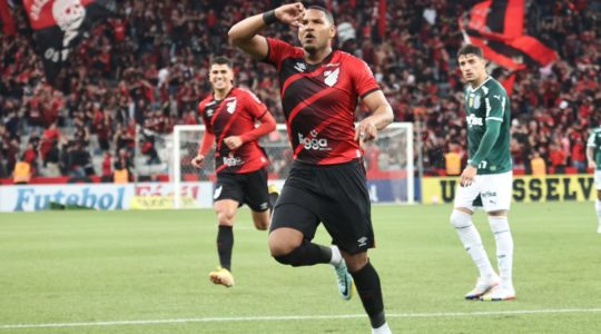 Matheus Felipe comemora, em Athletico x Palmeiras