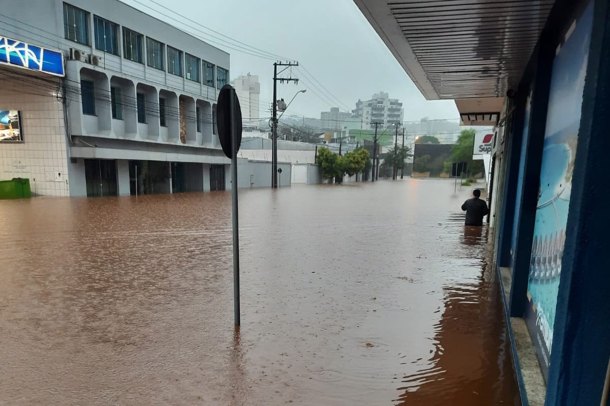 Temporal causa destruição no Exército e barracão da antiga Sanbra desaba