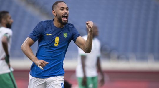 Matheus Cunha comemora gol pela seleção brasileira