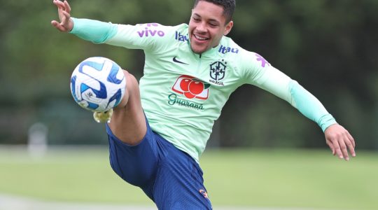 Vitor Roque em treino da seleção brasileira sub-20