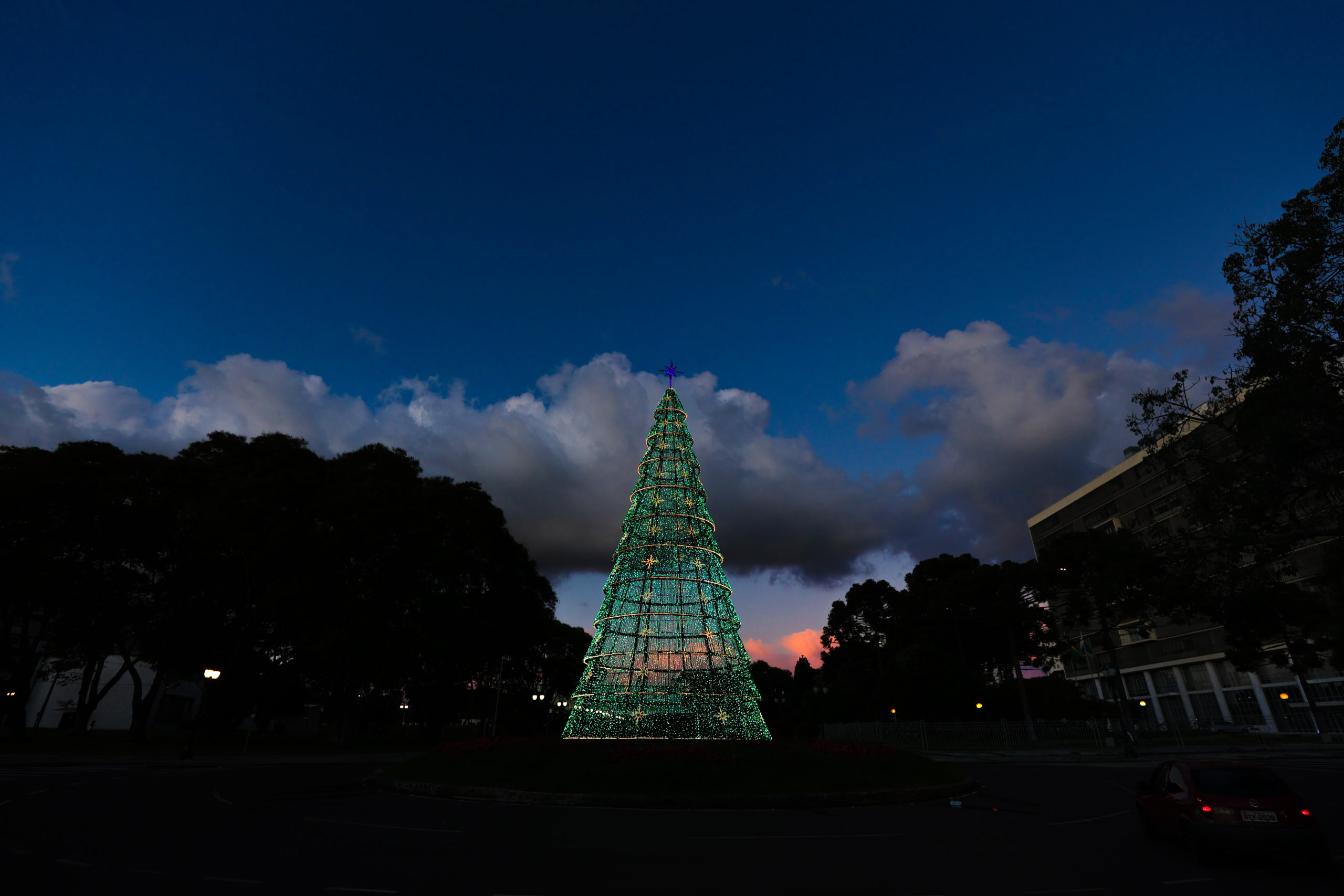 Decoração e árvores de Natal de Curitiba ficam acesas até o domingo - Bem  Paraná