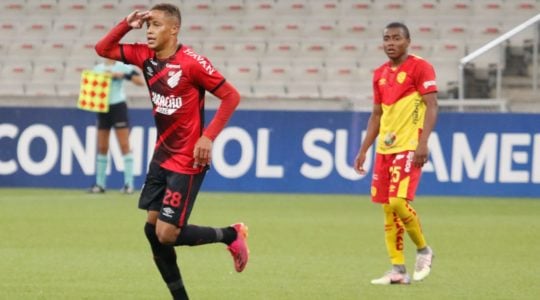Vitinho comemora gol pelo Athletico