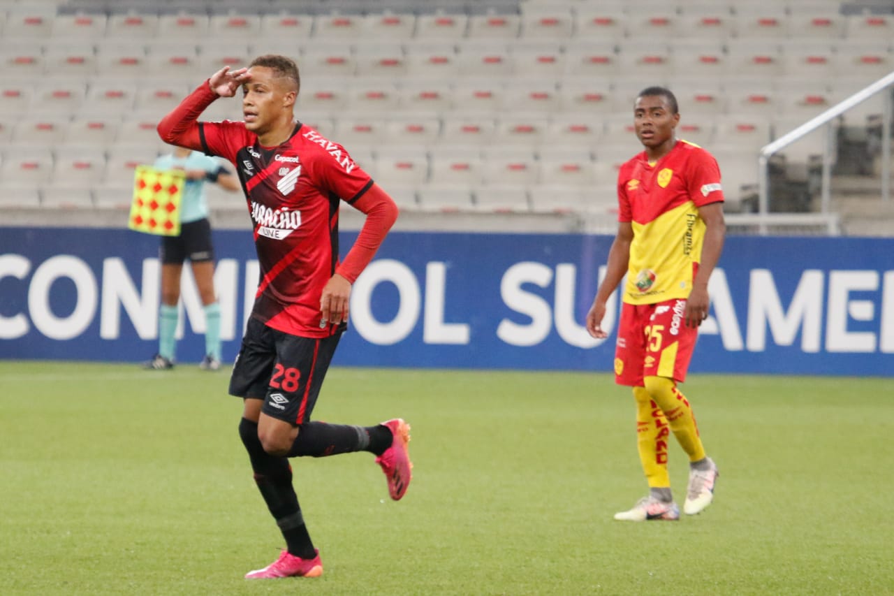 Vitinho comemora gol pelo Athletico