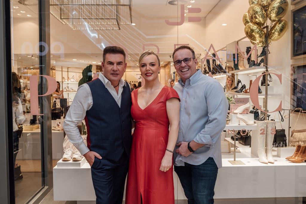 O Designer Jorge Bischoff acompanhado dos franqueados da grife em Curitiba, Ana Cláudia e Jeancarlo Mezzomo, comemorando os 20 anos da marca.