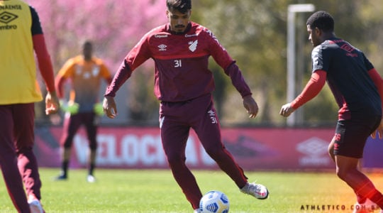 O centroavante Vinícius Mingotti: do Athletico para o Operário