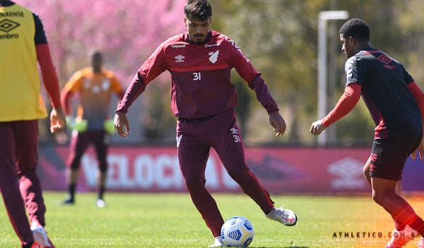 O centroavante Vinícius Mingotti: do Athletico para o Operário