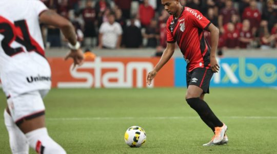 O volante Fernandinho, do Athletico Paranaense