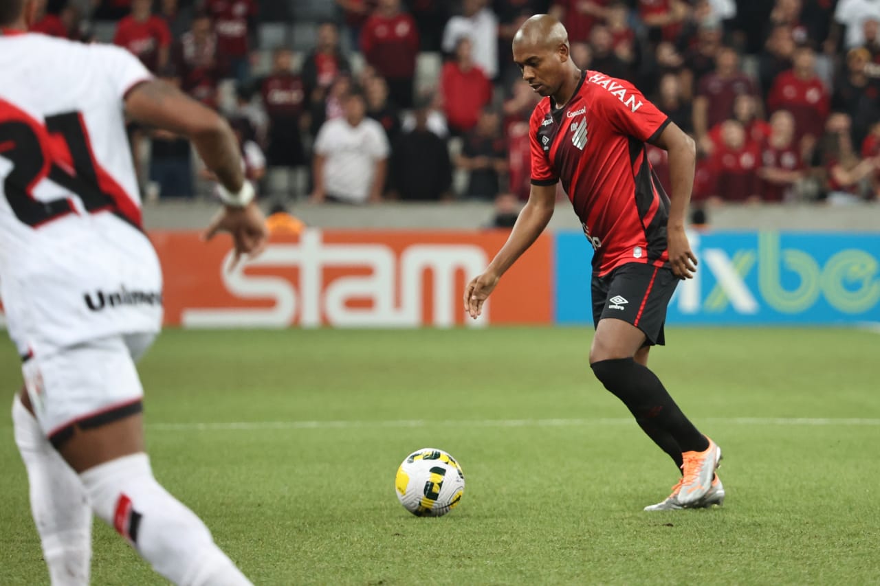 O volante Fernandinho, do Athletico Paranaense