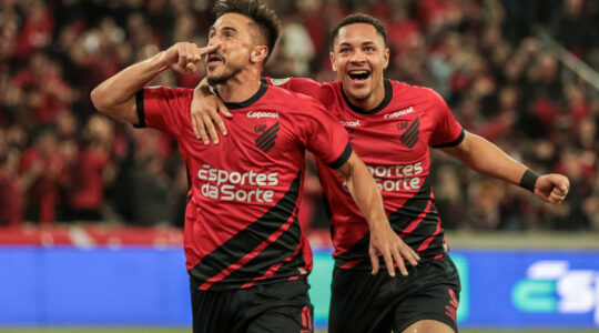 William Bigode e Vitor Roque comemoram gol do Athletico