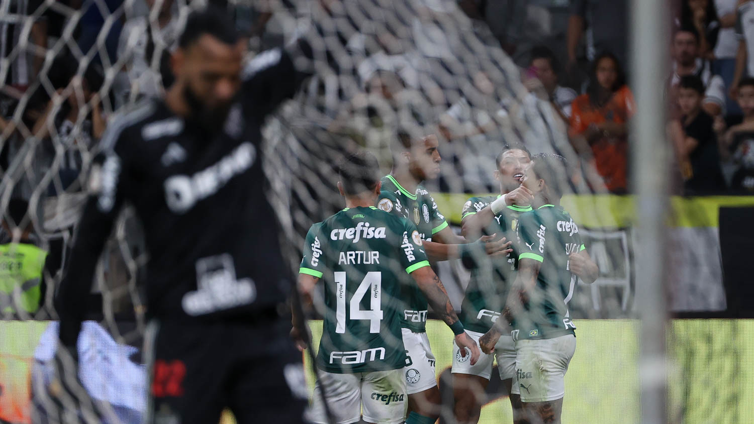 Corinthians sai na frente, mas leva empate de Atlético-MG e cai