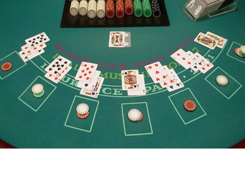 Cartões de cassino poker blackjack bacará ícone 3d. fichas de