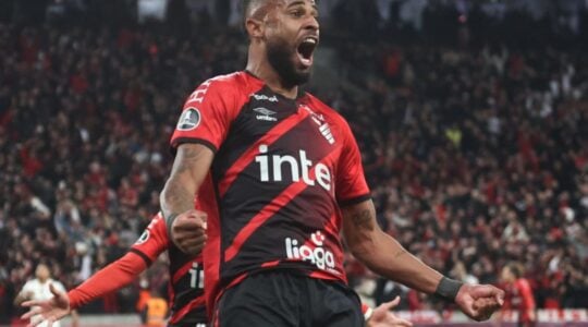 Alex Santana pode trocar o Athletico pelo Corinthians