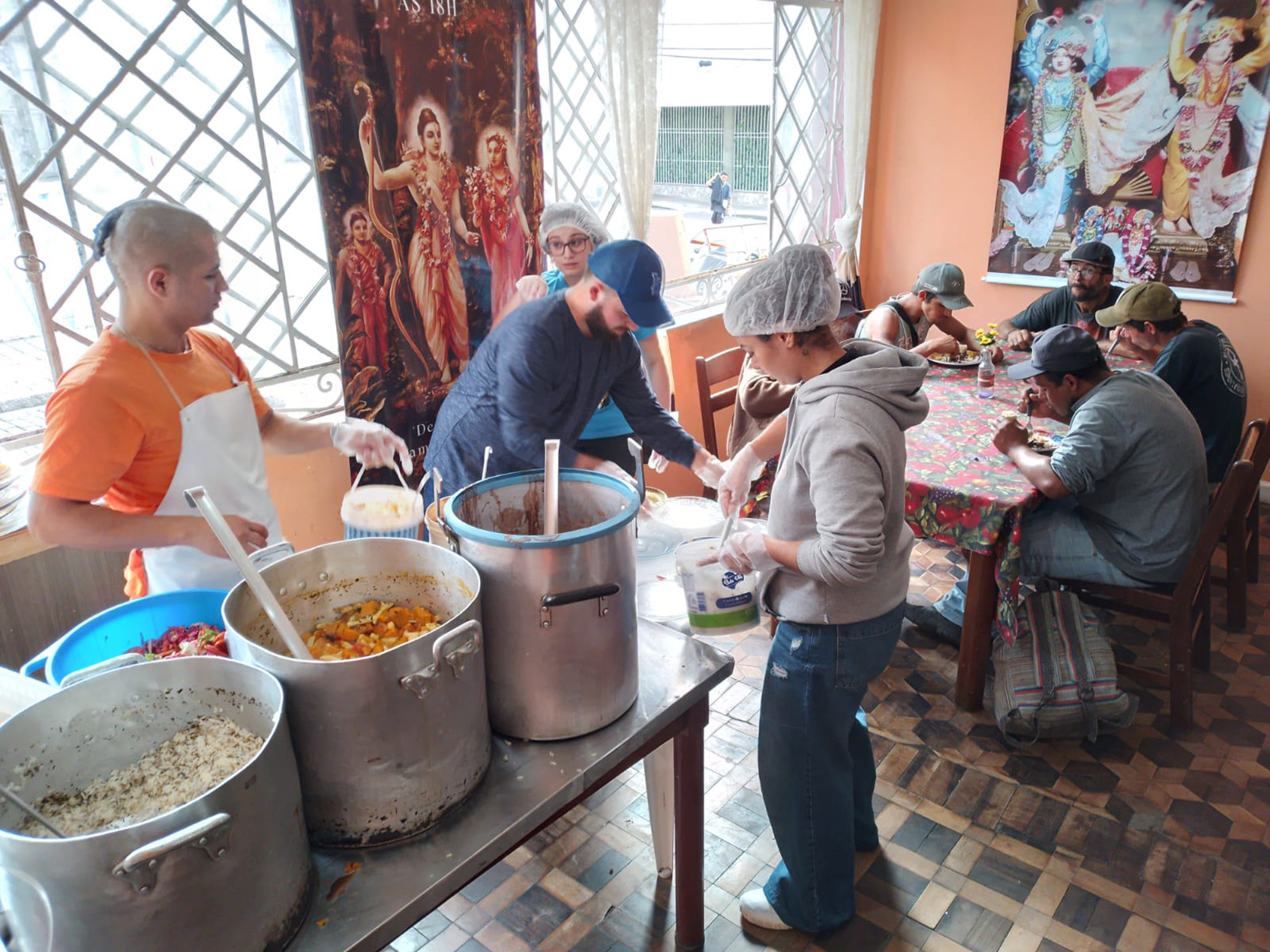Sociedade Krishna serve almoços de graça em Curitiba - Bem Paraná