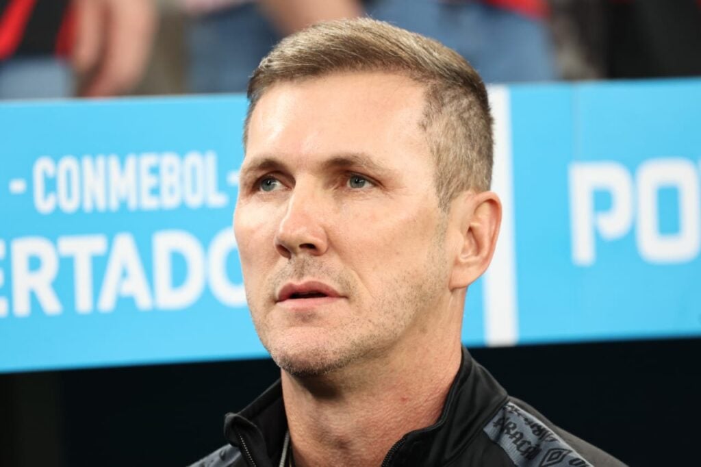 Paulo Turra em Athletico x Libertad. Técnico do Vila Nova