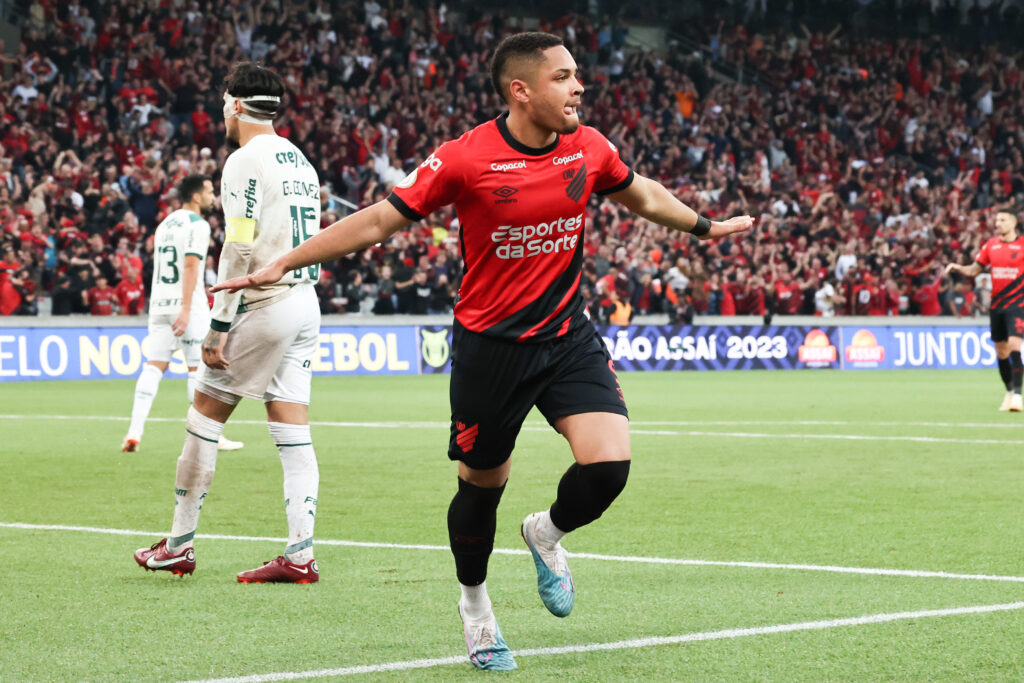 Vitor Roque em campo pela Athletico
