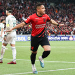 Vitor Roque em campo pela Athletico