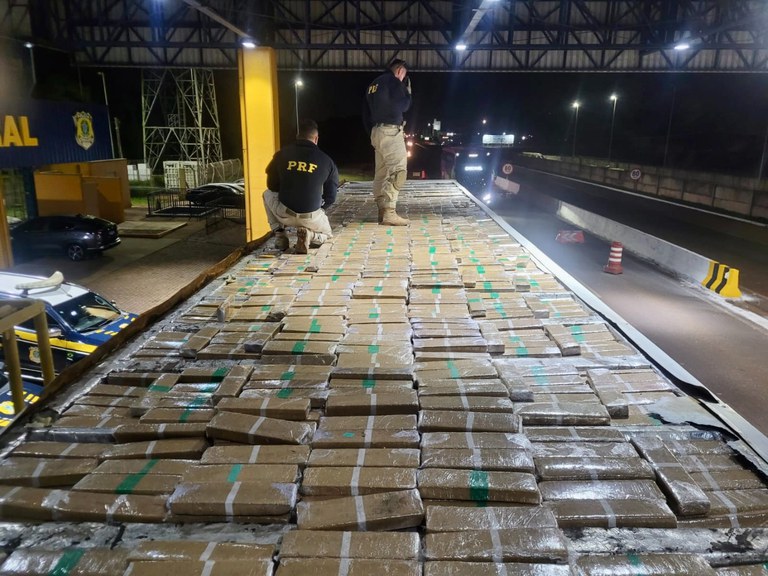 Maconha encontrada em câmara fria em Cascavel. (PRF)