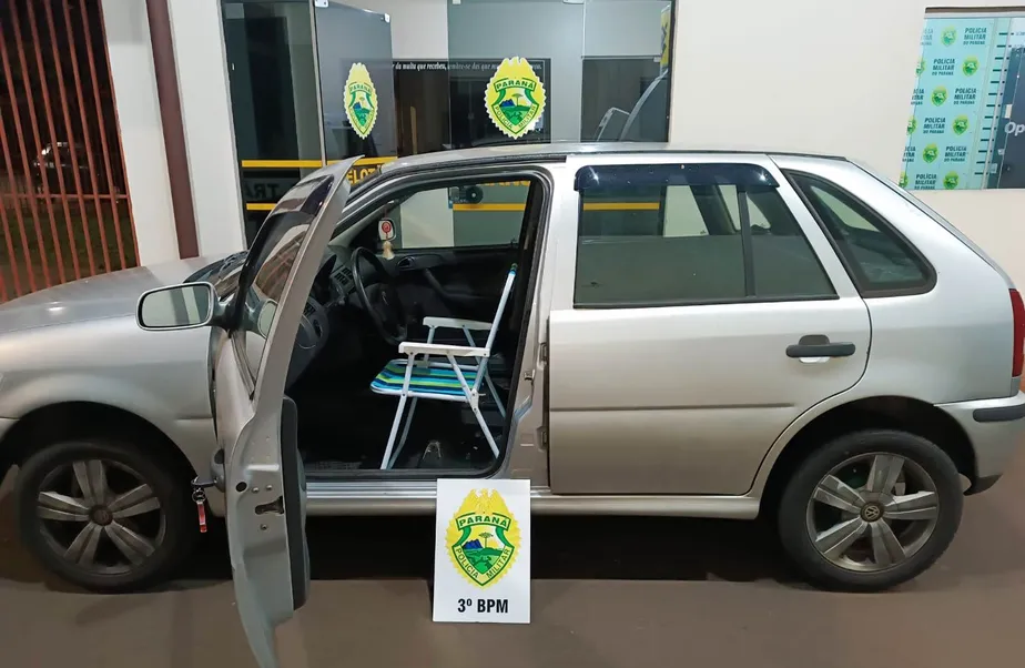Carro com cadeira de praia. (Foto: PMPR)