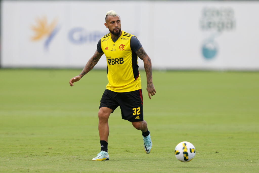 Athletico contrata Arturo Vidal, do Flamengo