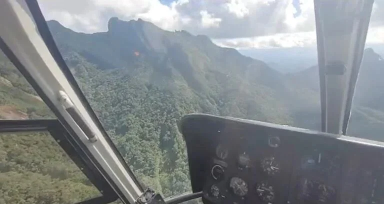 Avião sobrevoa Serra do Mar