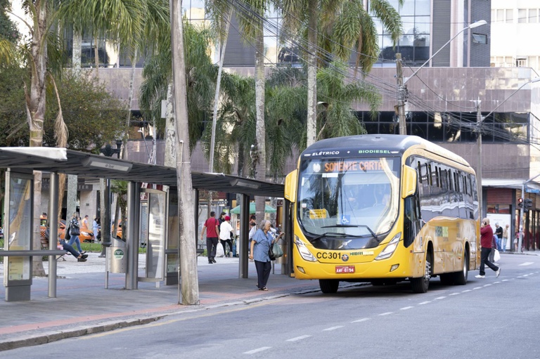 Se a proposta se tornar lei, o prazo para a instalação dos bancos para os usuários do transporte coletivo seria de 180 dias.