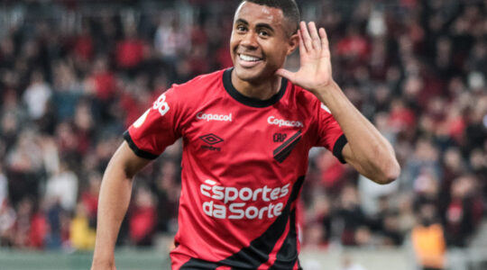 O volante Erick, do Athletico Paranaense