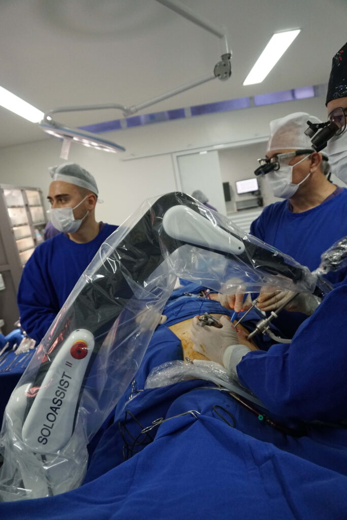 A introdução do equipamento Soloassist no Hospital Angelina Caron coloca o Brasil na vanguarda da cirurgia cardíaca minimamente invasiva na América Latina. Crédito: Divulgação/Hospital Angelina Caron